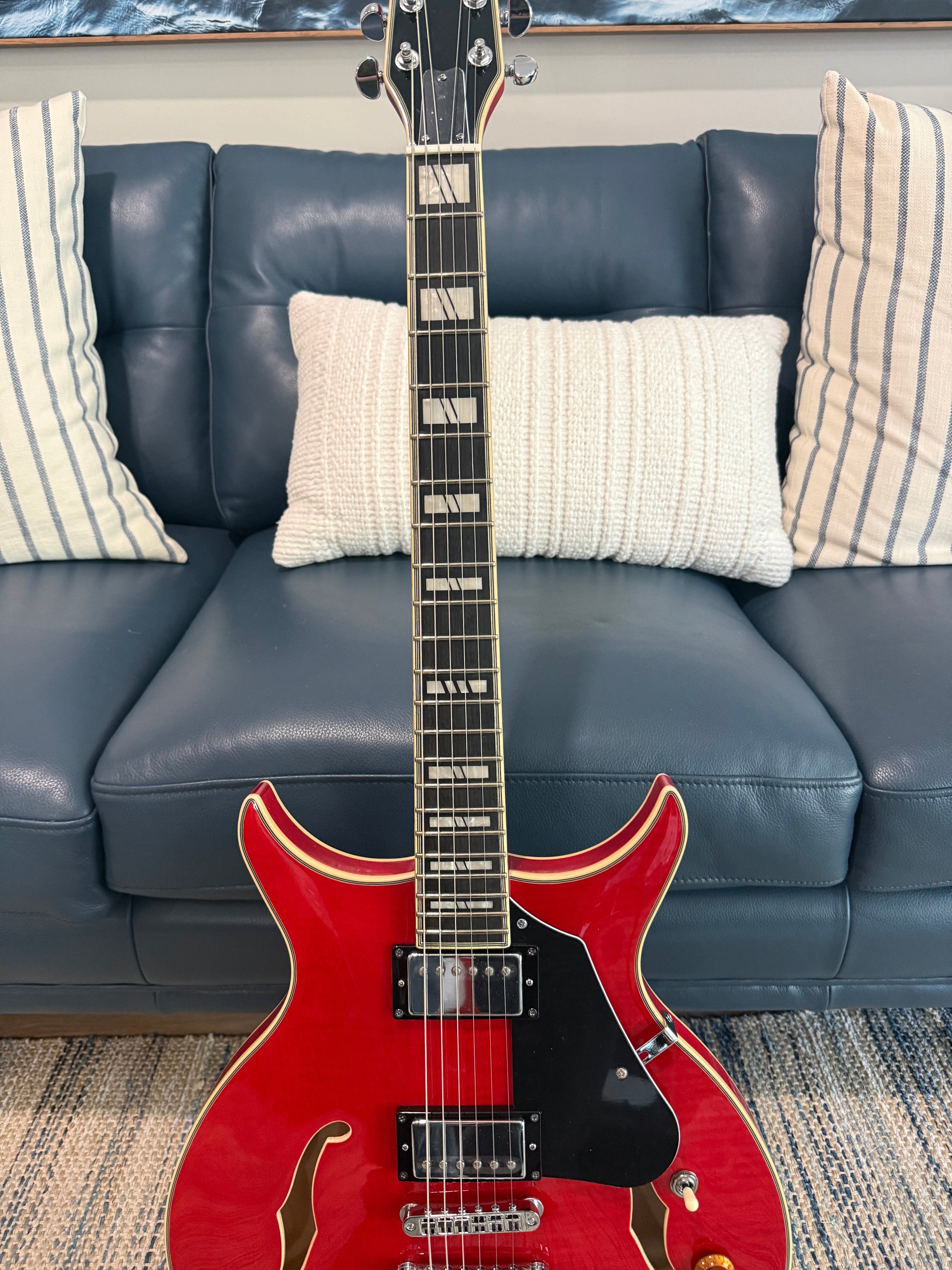 Guitarra Eléctrica Semihueca Washburn SH35TR Serie Wing. Rojo Transparente