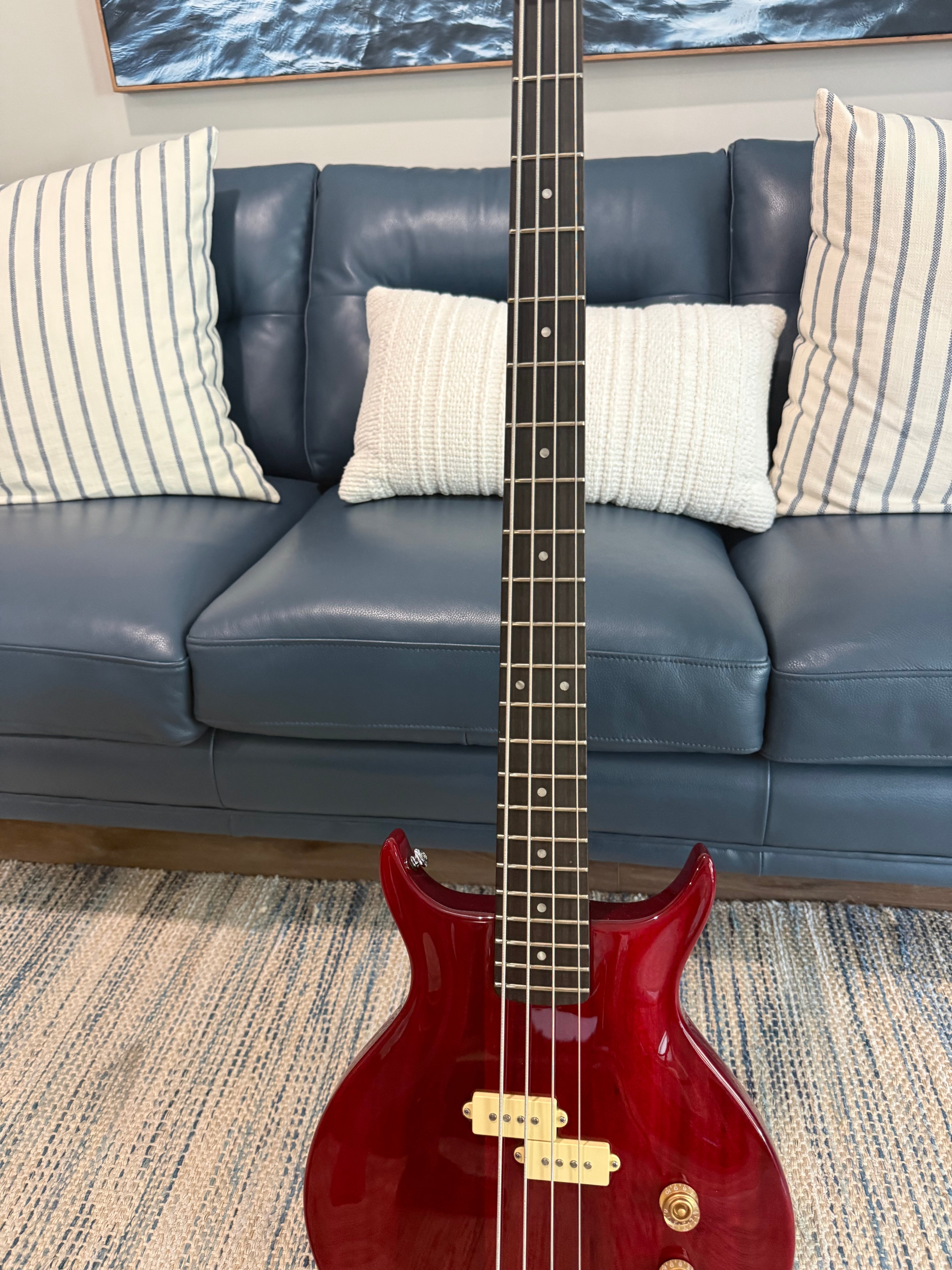 Bajo eléctrico Washburn SB4R Wing Series Scavenger. Rojo transparente
