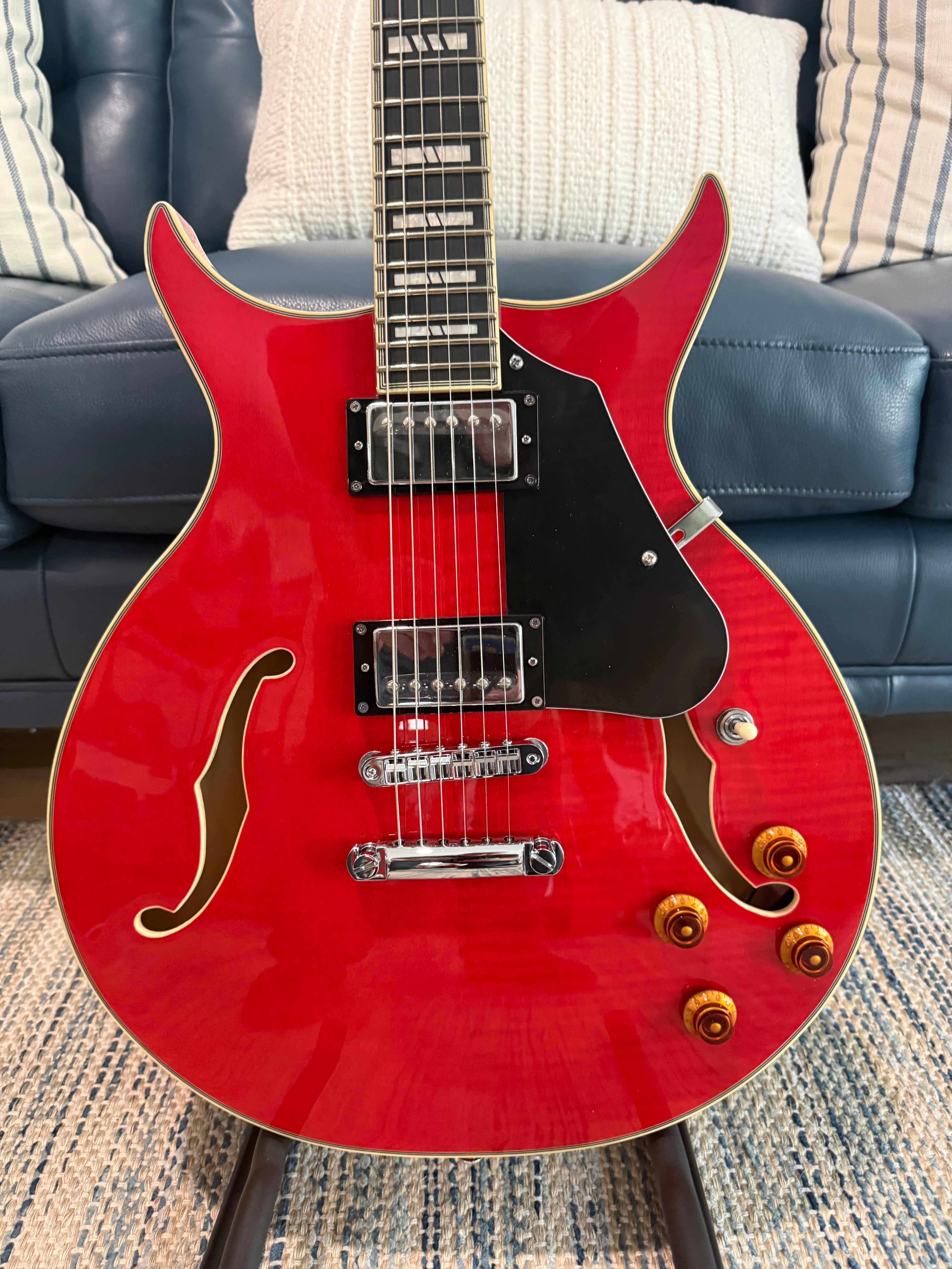 Guitarra Eléctrica Semihueca Washburn SH35TR Serie Wing. Rojo Transparente