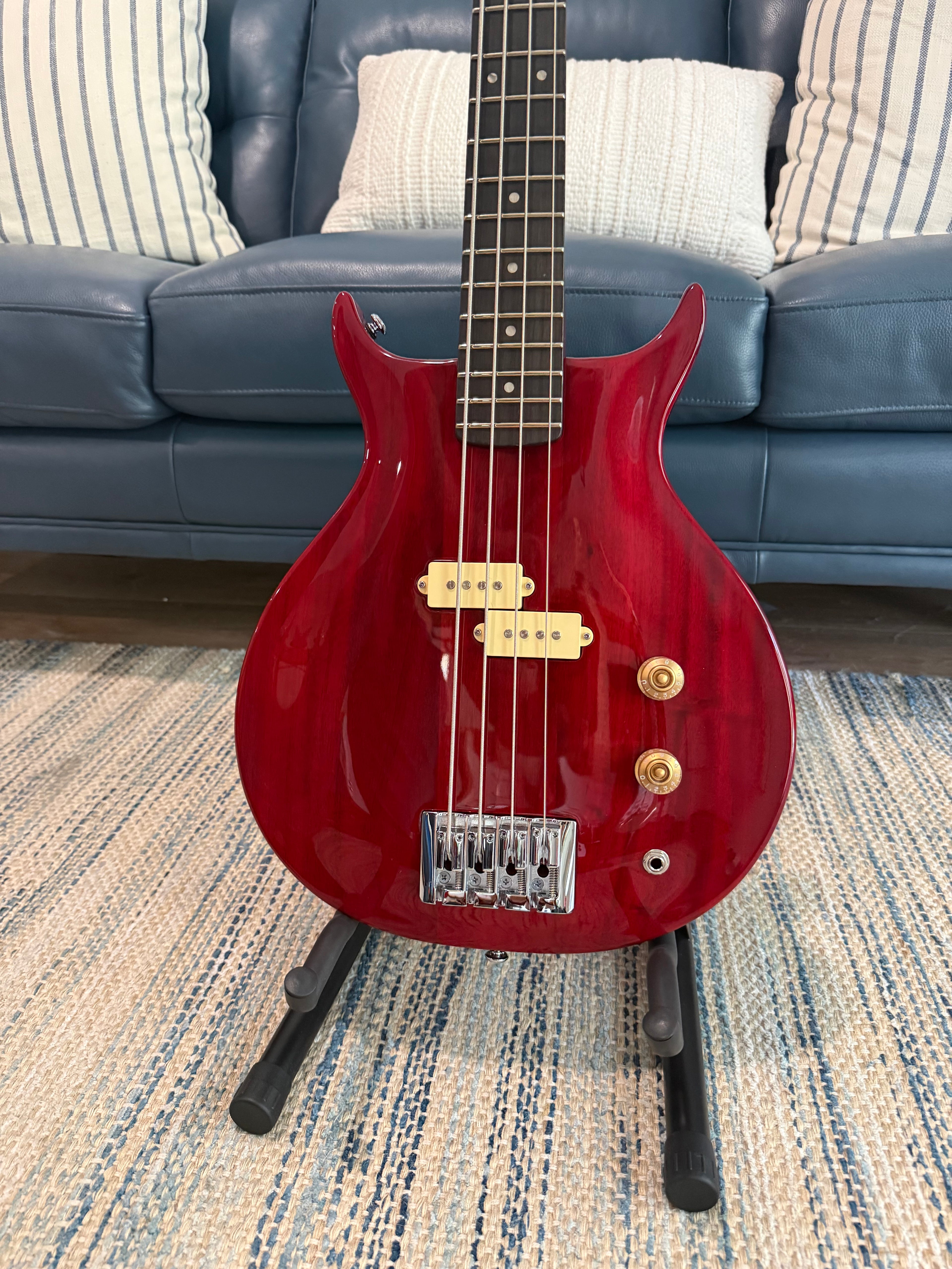Bajo eléctrico Washburn SB4R Wing Series Scavenger. Rojo transparente