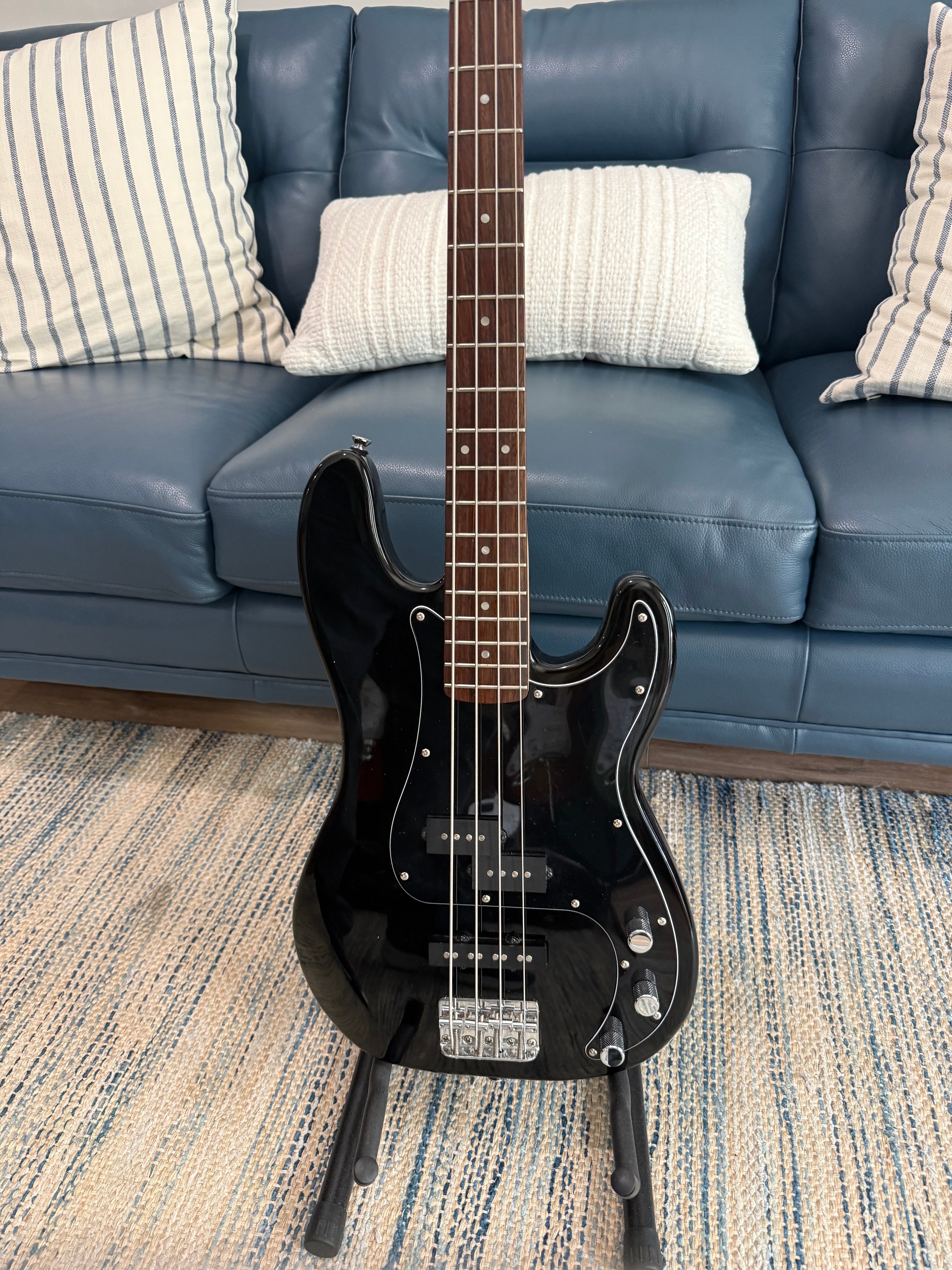 Squire PJ Bass 2022