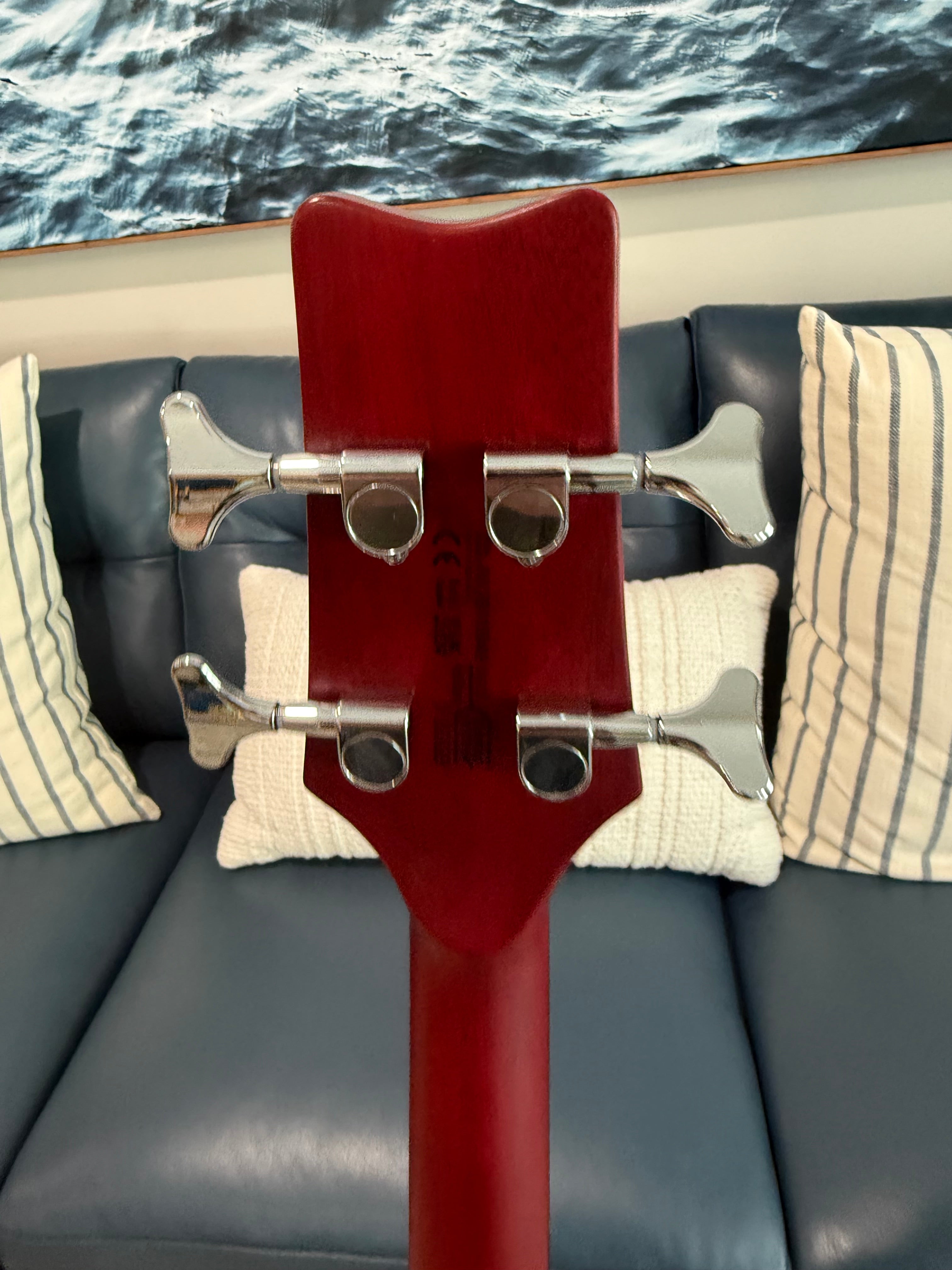 Bajo eléctrico Washburn SB4R Wing Series Scavenger. Rojo transparente