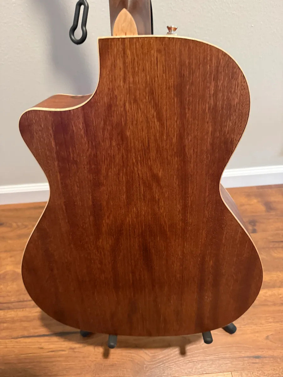 Fender Newporter Special acoustic electric guitar in great condition with included case, showcasing its natural wood finish.